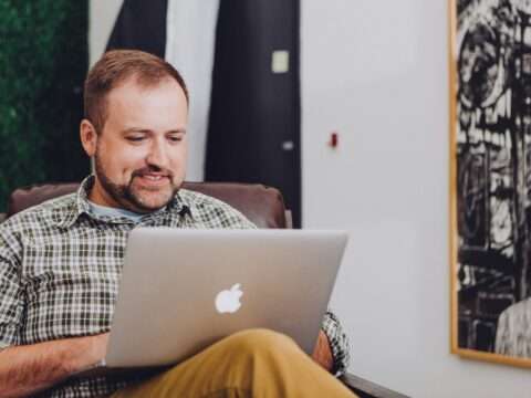 Comparison of crowdfunding and traditional loan options for Canadian startups